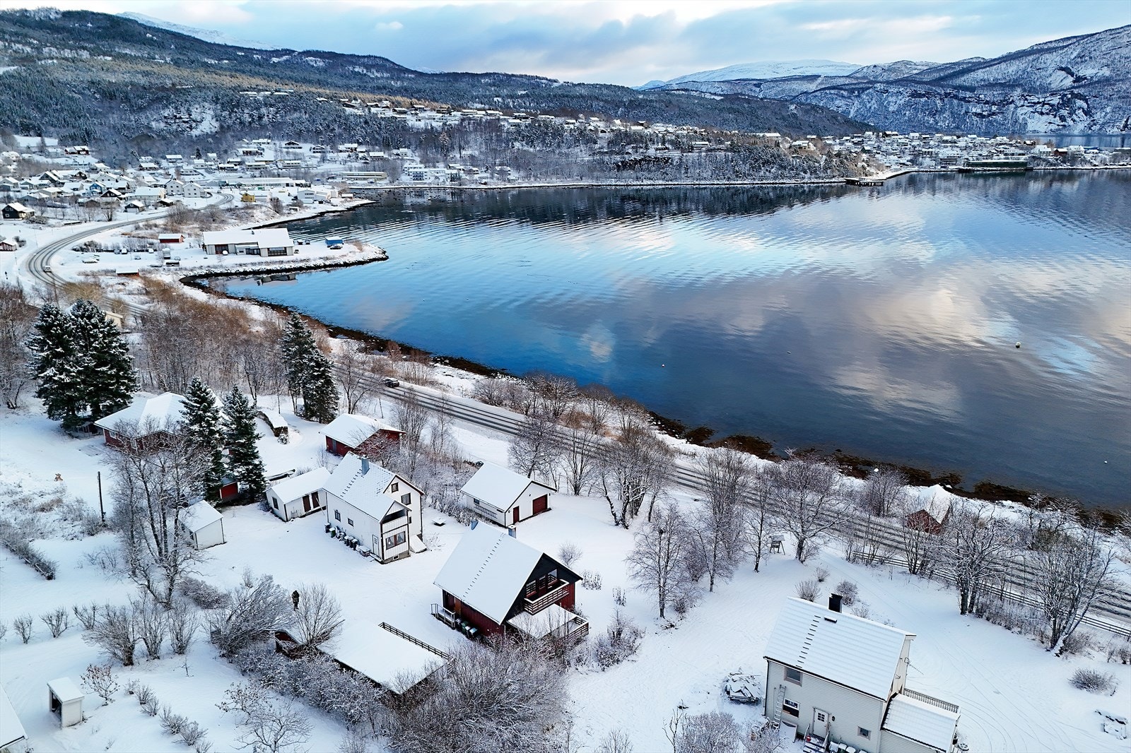 Eiendommen består av eiertomt med 2 parseller på til sammen ca. 1,5 mål Galleribilde