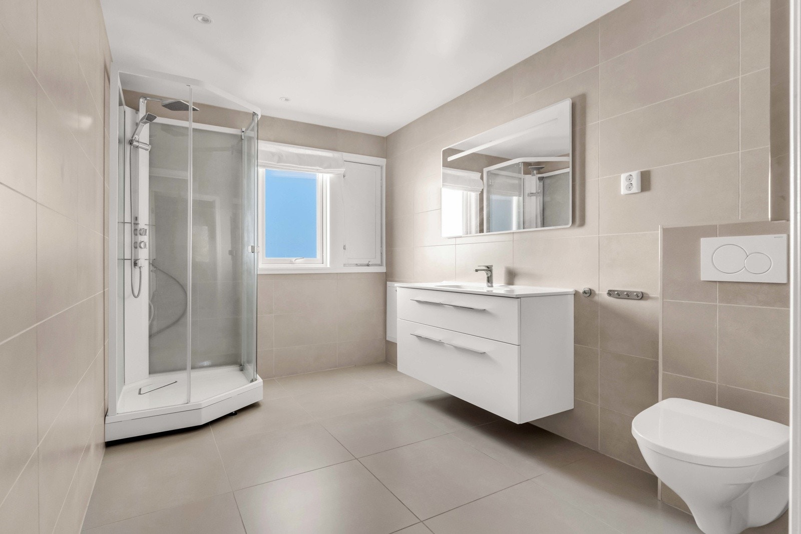 Pent flislagt baderom fra 2016. Badet har elektriske varmekabler og downlights. Elektrisk styrt vifte montert i himling. Galleribilde
