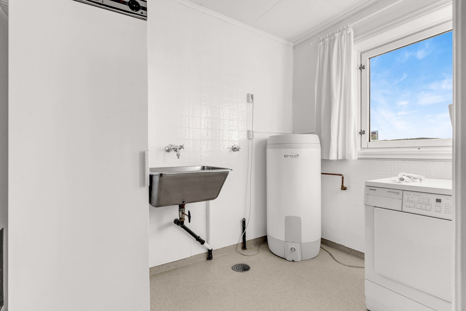 Vaskerommet er overflateoppusset ca. 2012. Rommet er innredet med stålkum og veggmontert blandebatteri, elektrisk tørkeskap samt opplegg for vaskemaskin og tørketrommel. Rommet har kun naturlig ventilasjon Galleribilde