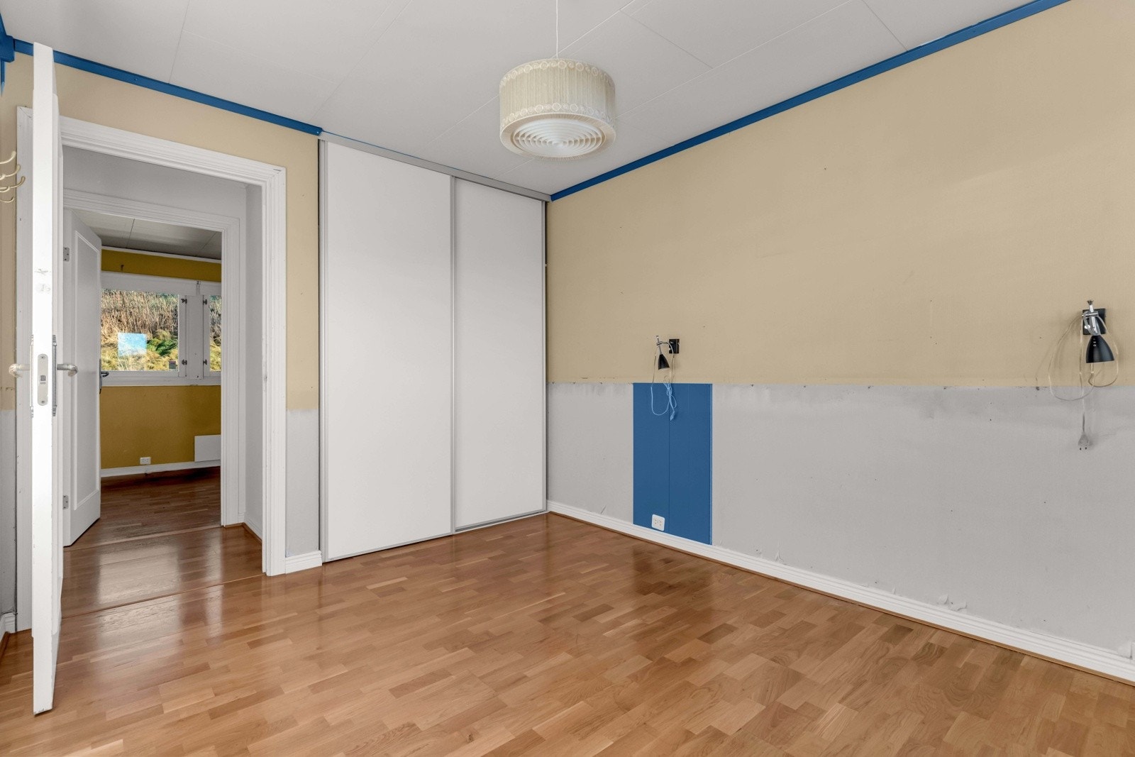 Rommet er innredet med skyvedørsgarderobe Galleribilde