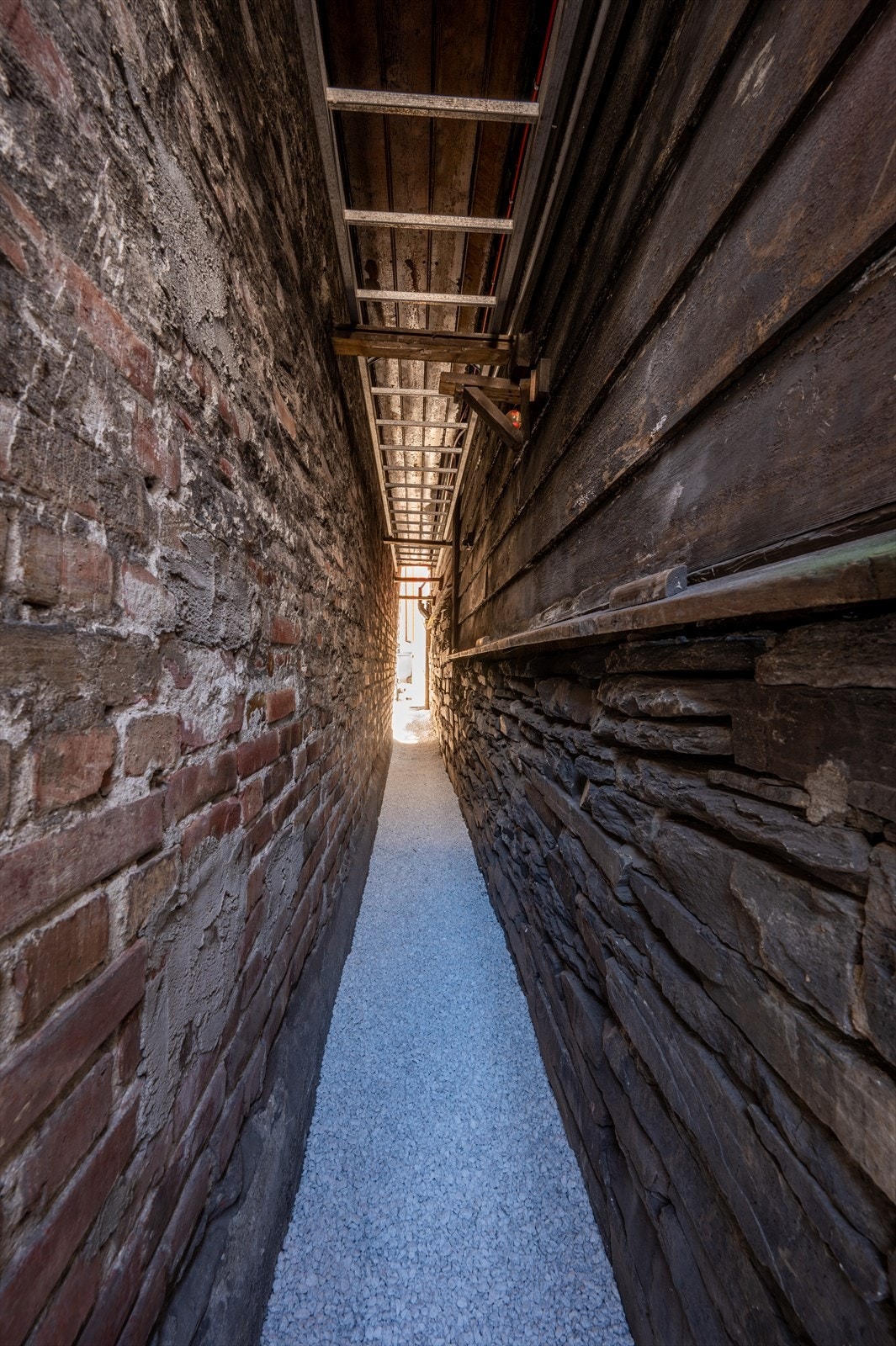 Smal, men artig tilkomst til sportsbod og bakplassen. Galleribilde