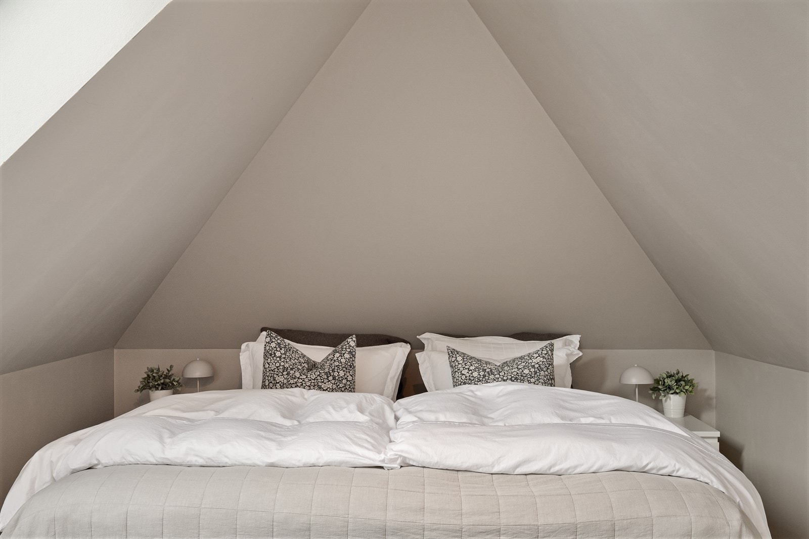 Rommet er innbydende og skjermet fra resten av leiligheten. Galleribilde