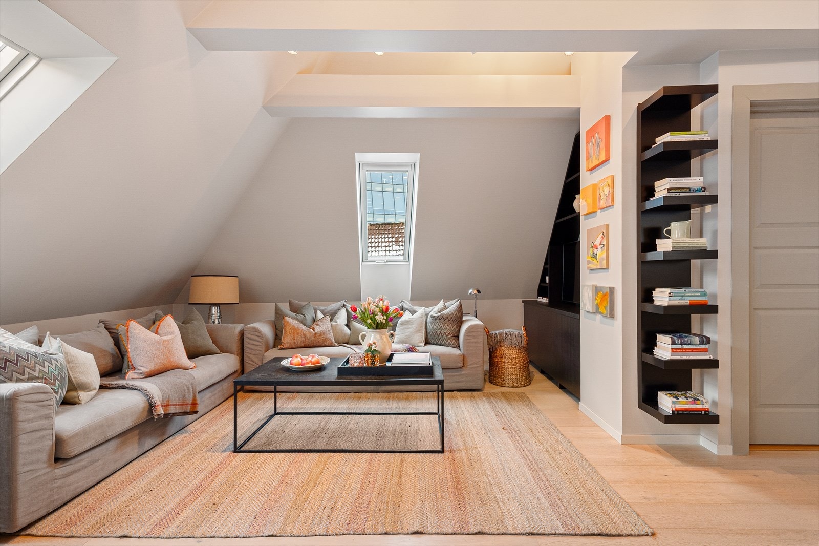 Sofakroken er naturlig plassert på motsatt side av kjøkken og spisestuen. Galleribilde