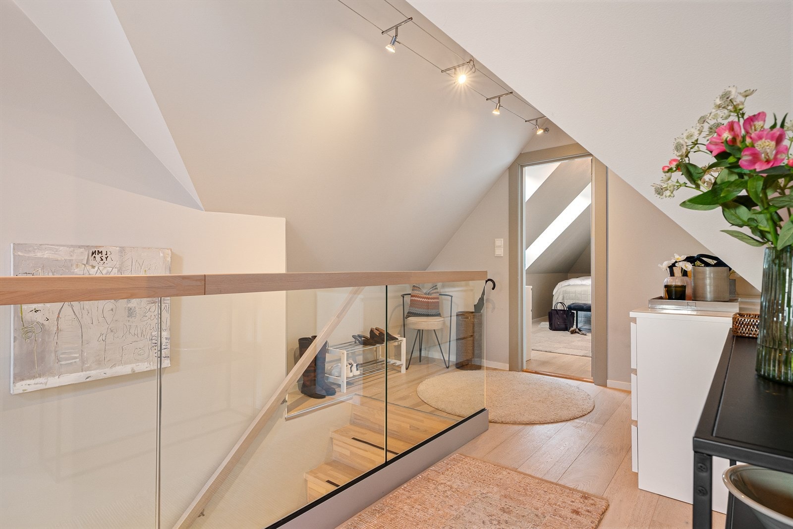 Lekker trappeløsning med glassrekkverk og håndløper i eik. Galleribilde