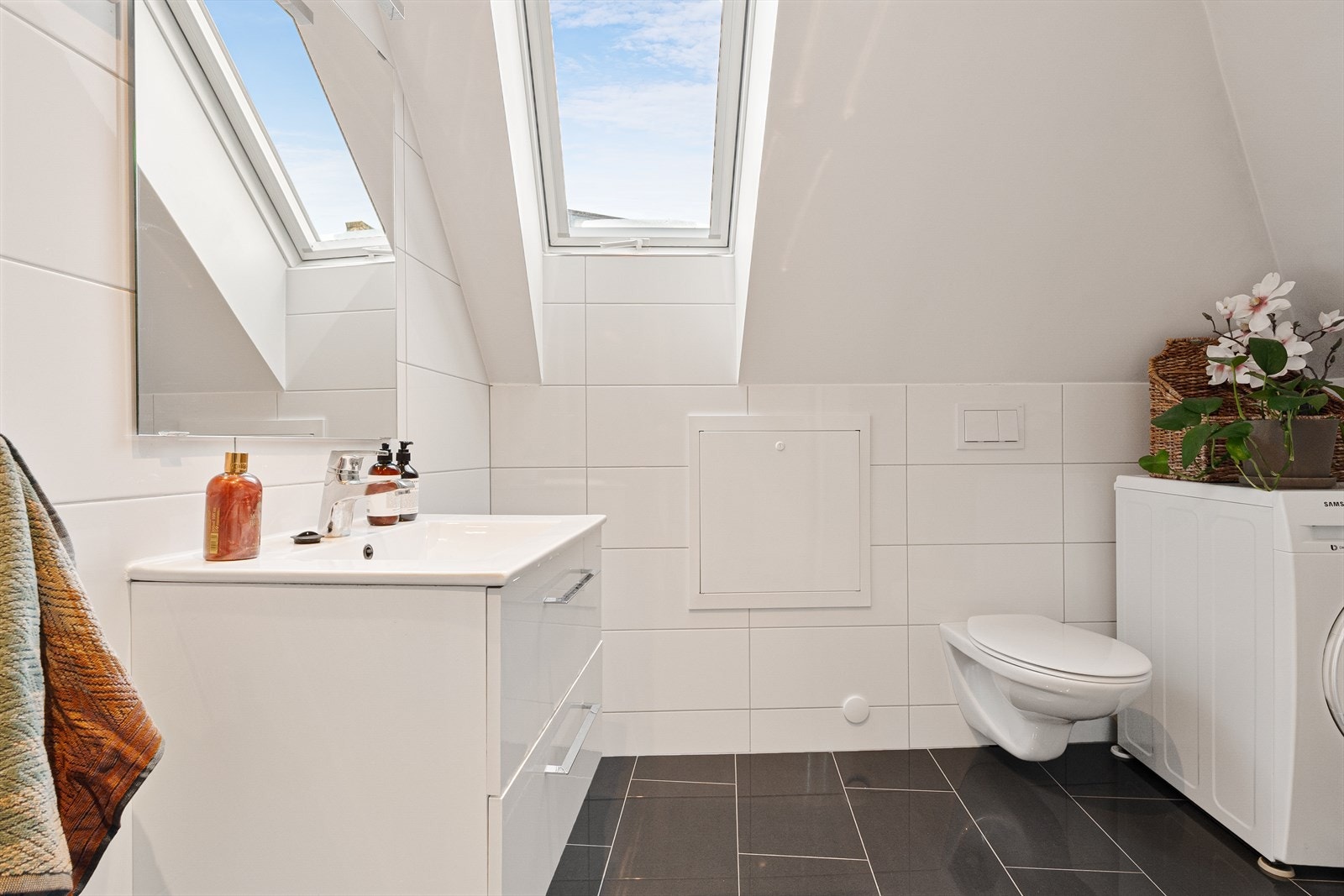 Stilrent bad med gjennomførte materialvalg. Galleribilde