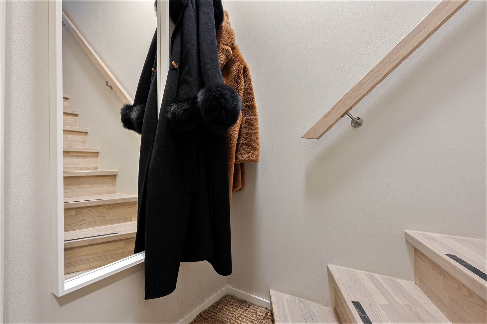 Trappen er elegant og binder etasjene sammen på stilfullt vis. Fellesarealene utenfor leil. ble malt for 2 år siden. Galleribilde