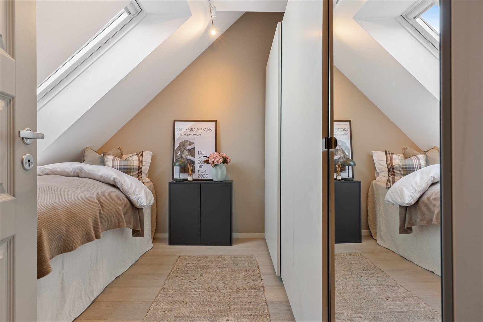 Soverom nummer to har også godt med garderobeløsning og mulighet for ekstra lagring over bjelkelag. Galleribilde