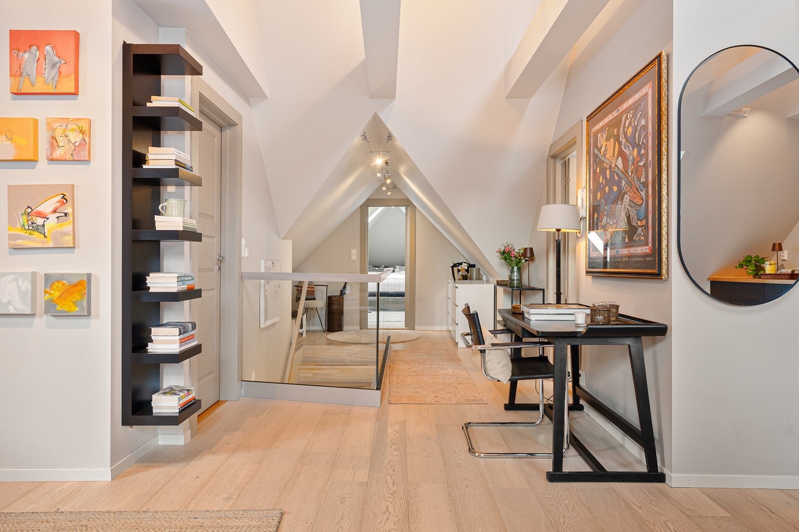 Det er en elegant løsning mellom kjøkken og stue samt de øvrige rommene. Galleribilde