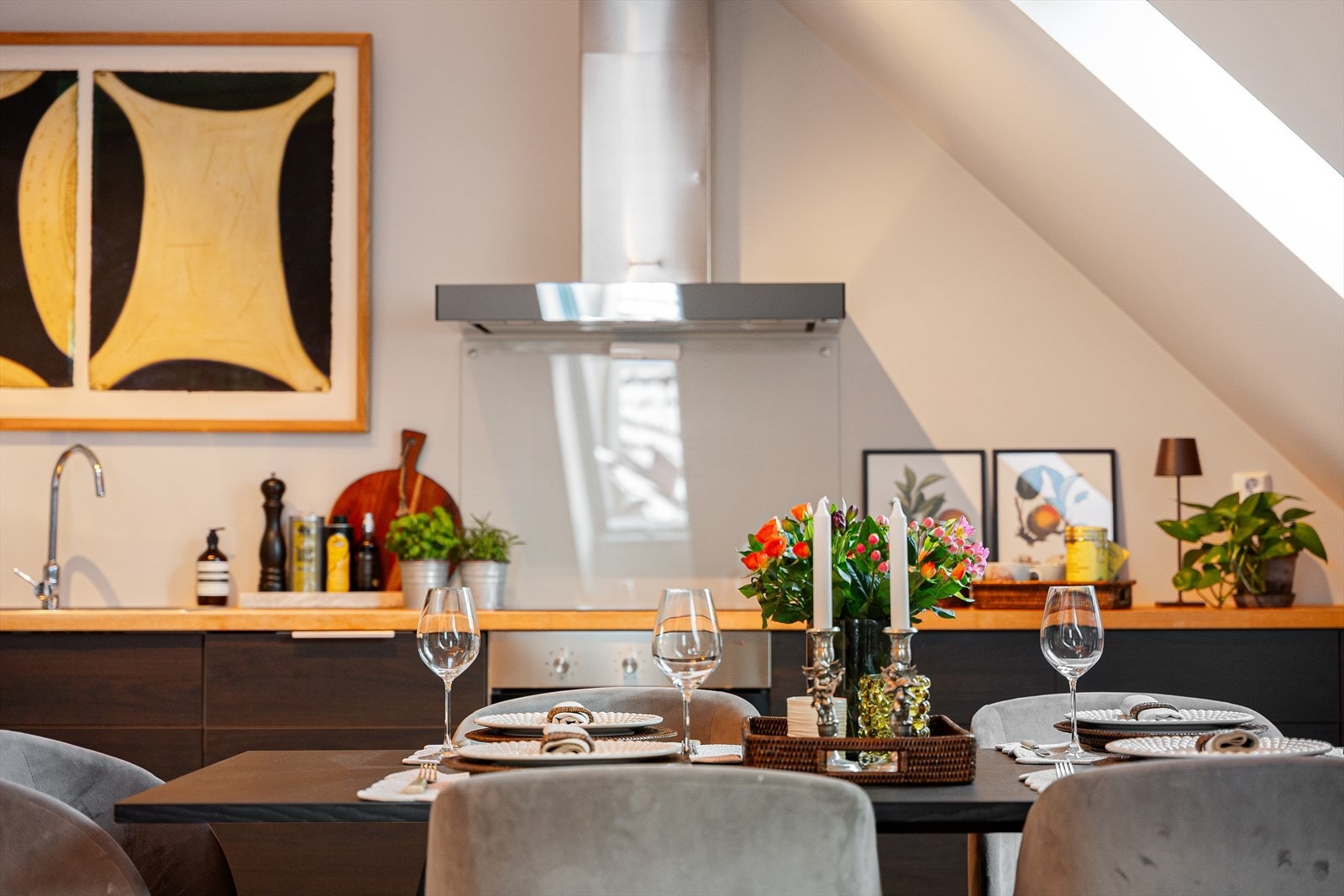 Når stemningen rundt bordet gjør at tiden glir helt bort. Galleribilde