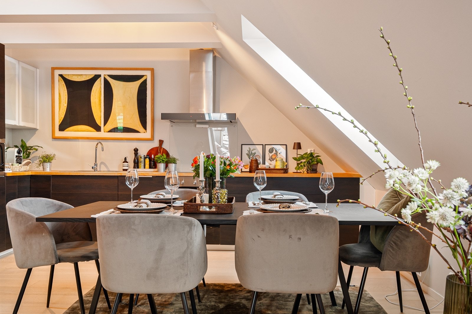 Kjøkkenløsning som inviterer til sosiale sammenkomster. Galleribilde