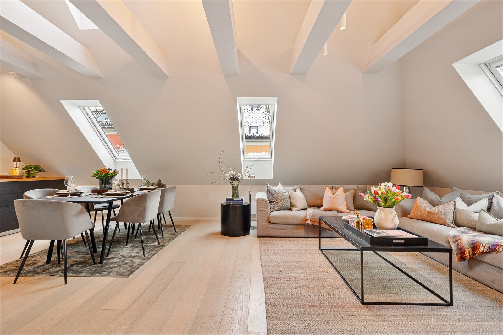 Gjennomgående og klassisk enstavs parkettgulv. God takhøyde med opp til 4,38 m kombinert med synlige bjelker. Dette tilfører rommene karakter og eleganse. Galleribilde