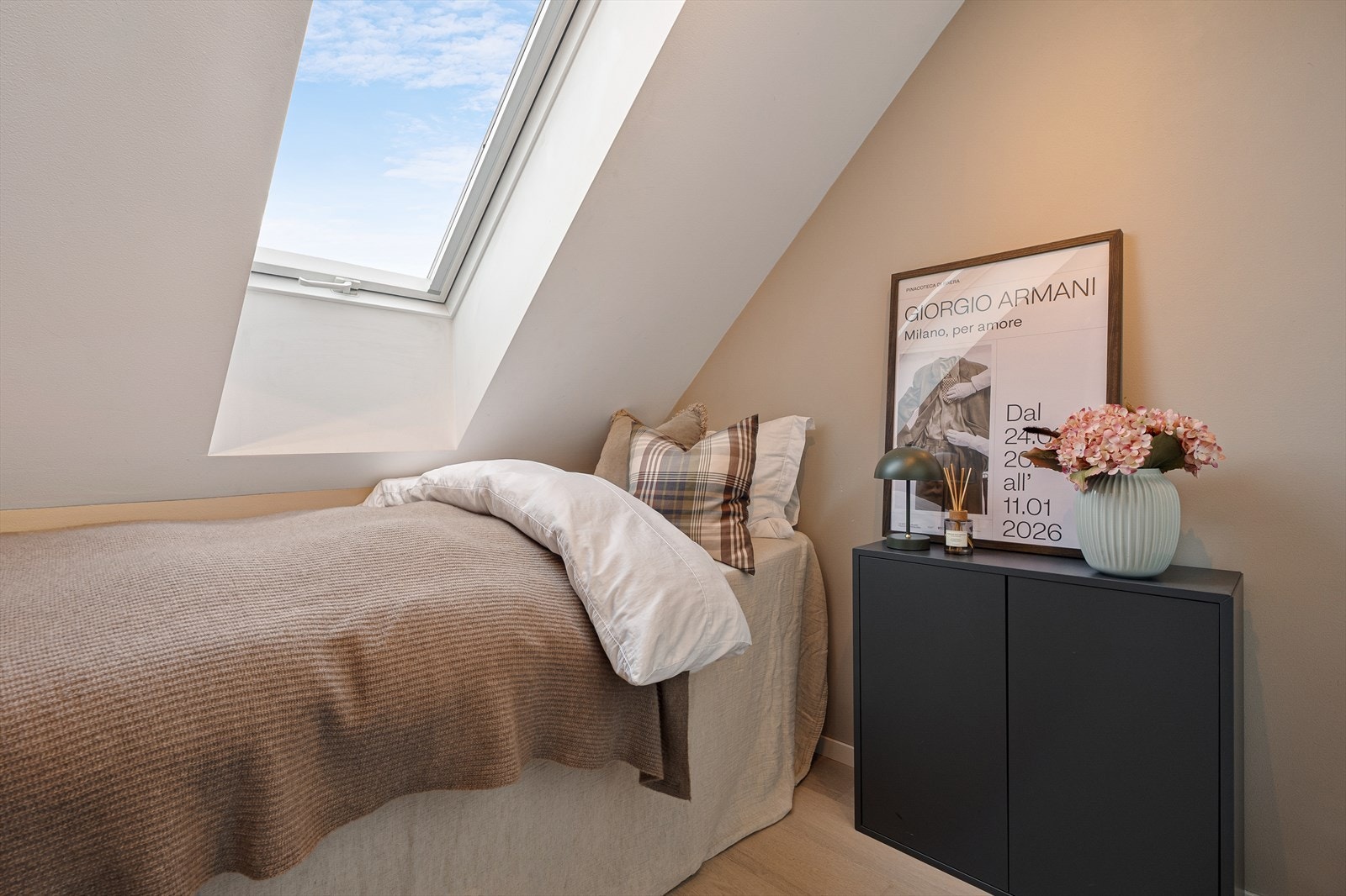 Rommet ligger også adskilt fra oppholdsrom og hovedsoverom. Perfekt for gjester, utleie til venn eller hjemmekontor. Galleribilde