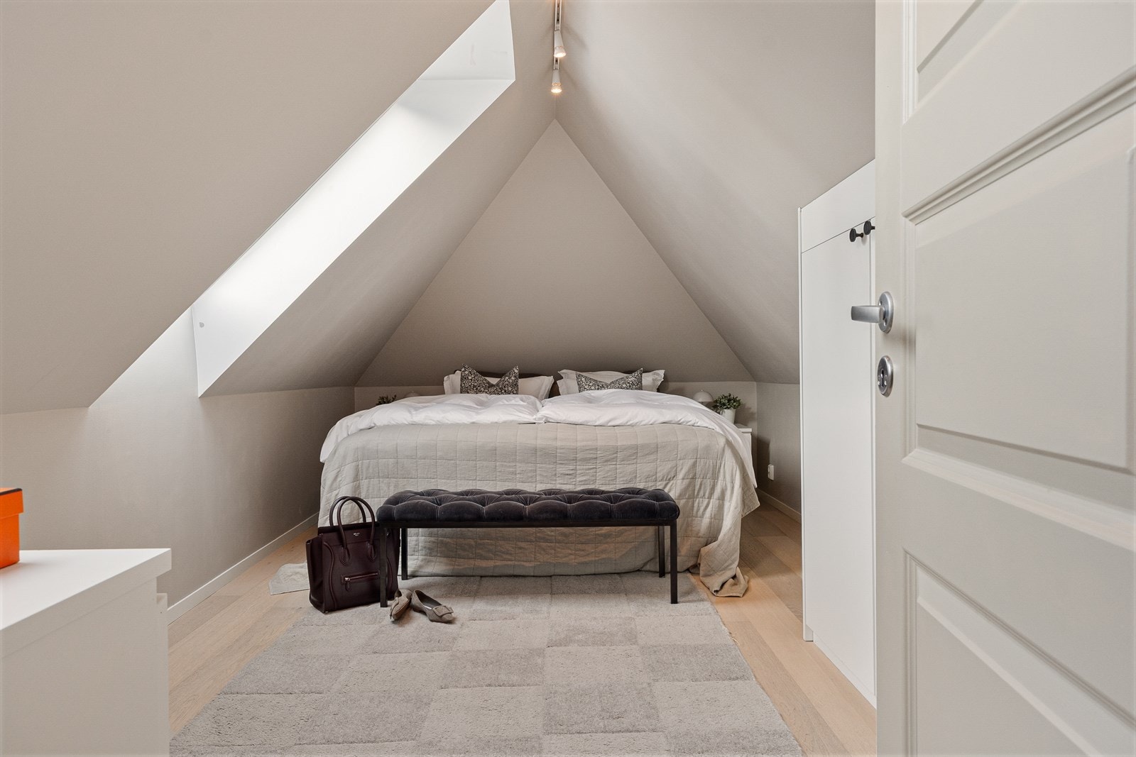 Romslig hovedsoverom med god skapplass som er spesialtilpasset rommet. Galleribilde