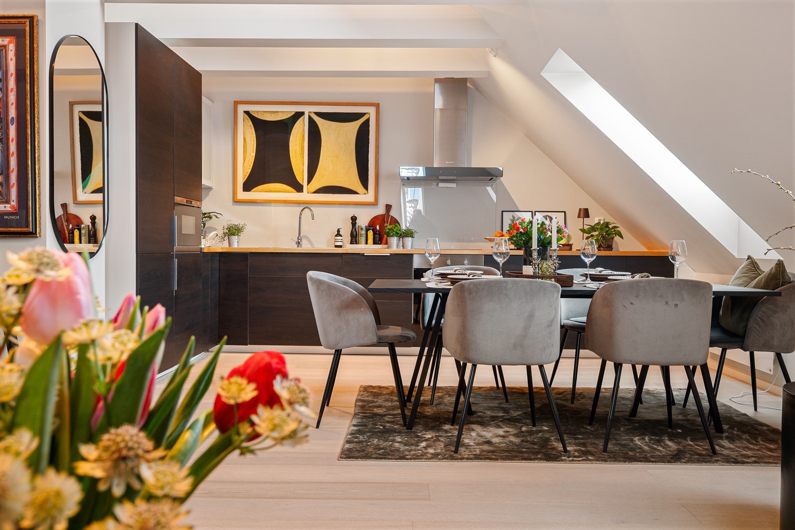 Stilrent kjøkken med nye fronter i 2021. Rikelig med skap- og skuffer samt en generøs benkeplass. Galleribilde