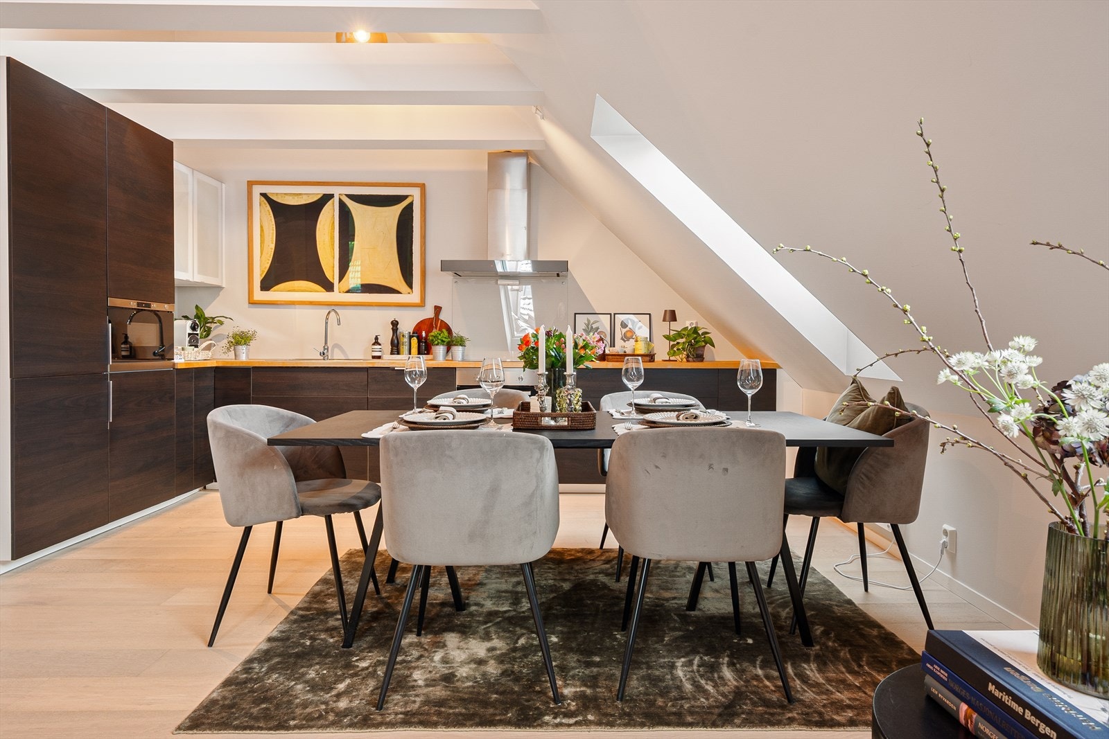 Dette er kjøkkenet mange drømmer om med romslig spiseplass for hyggelige vennemiddager. Galleribilde