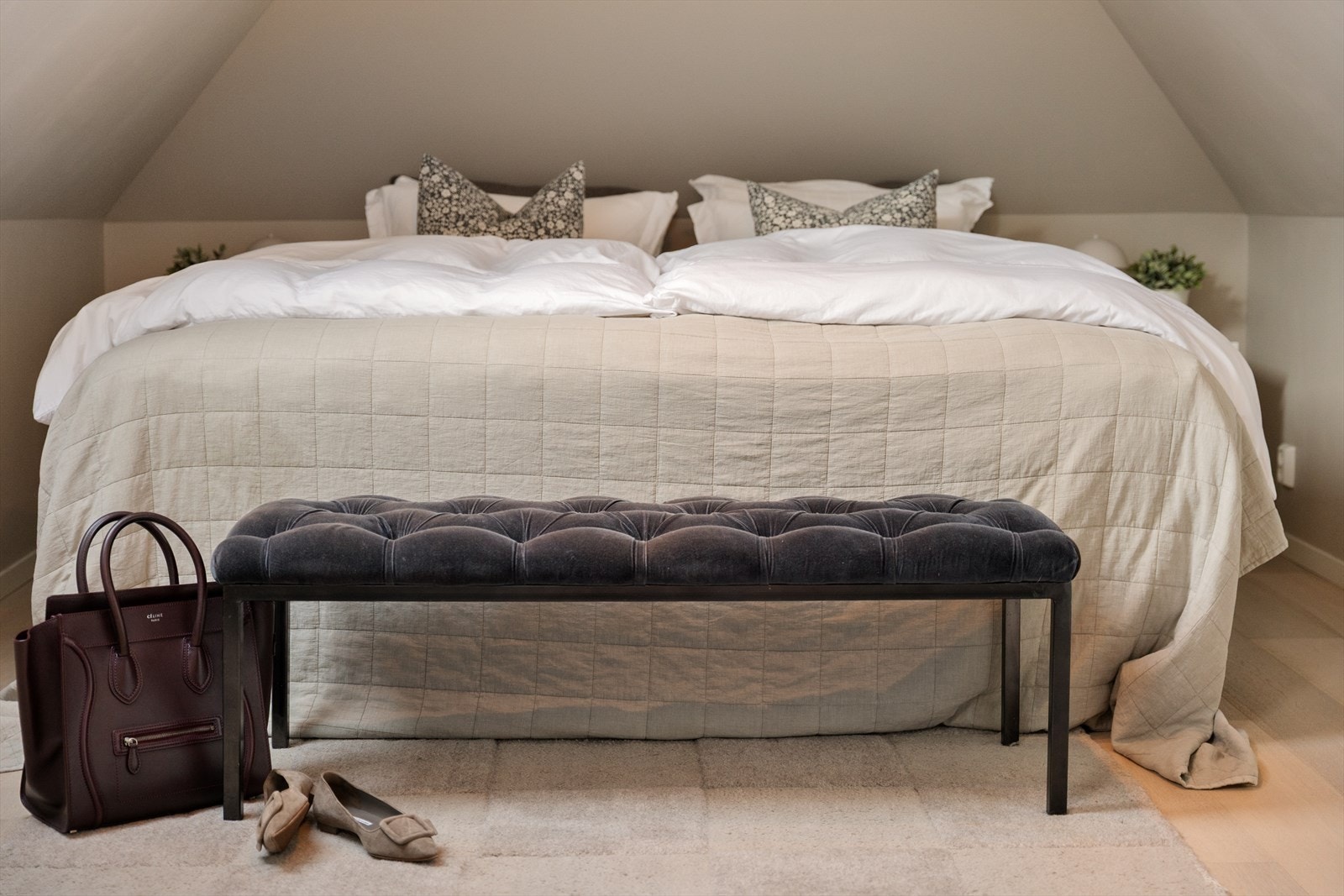 God plass til stor dobbeltseng med tilhørende nattbord. Galleribilde