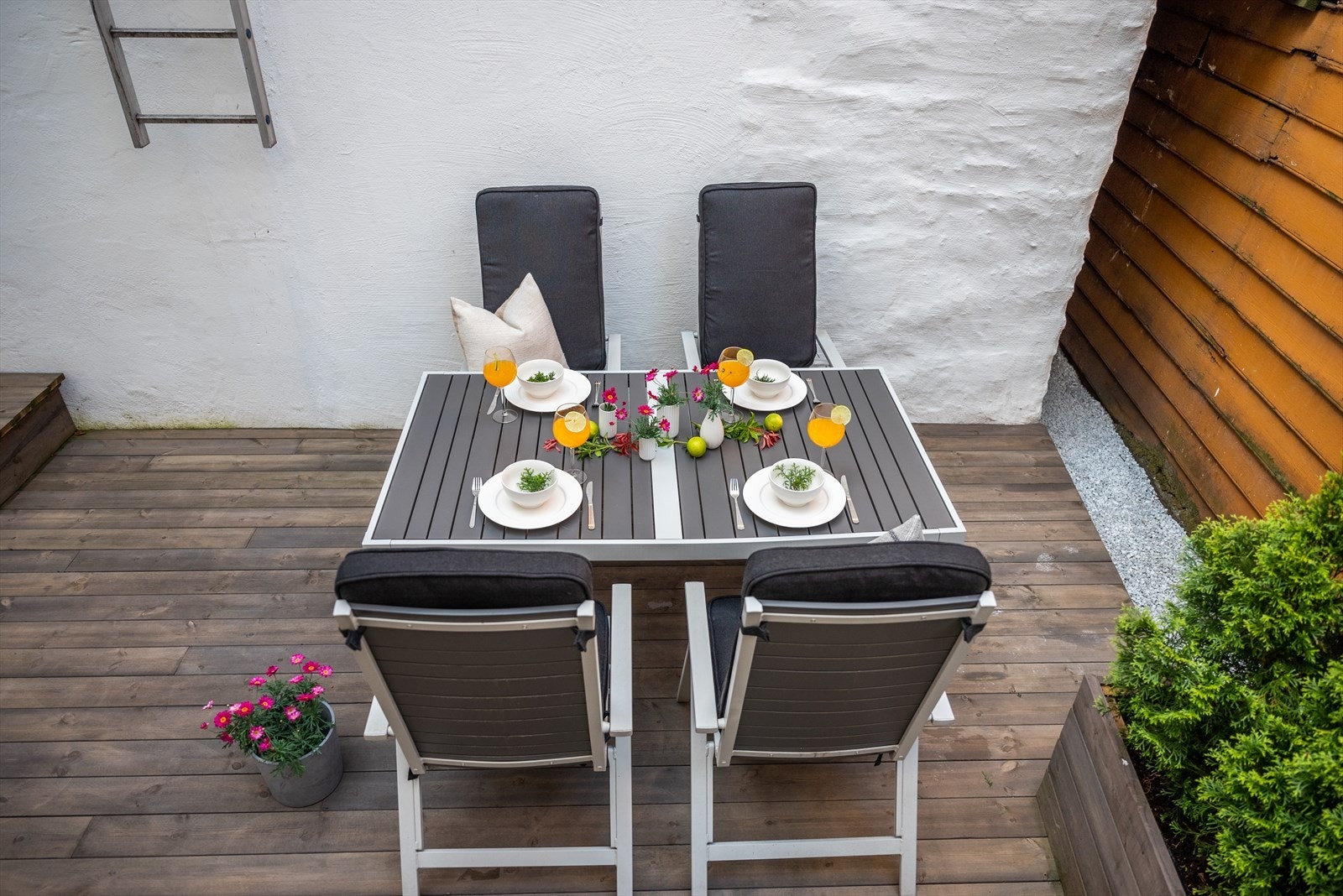 Midt i byen, men likevel en skjermet bakplass. Galleribilde