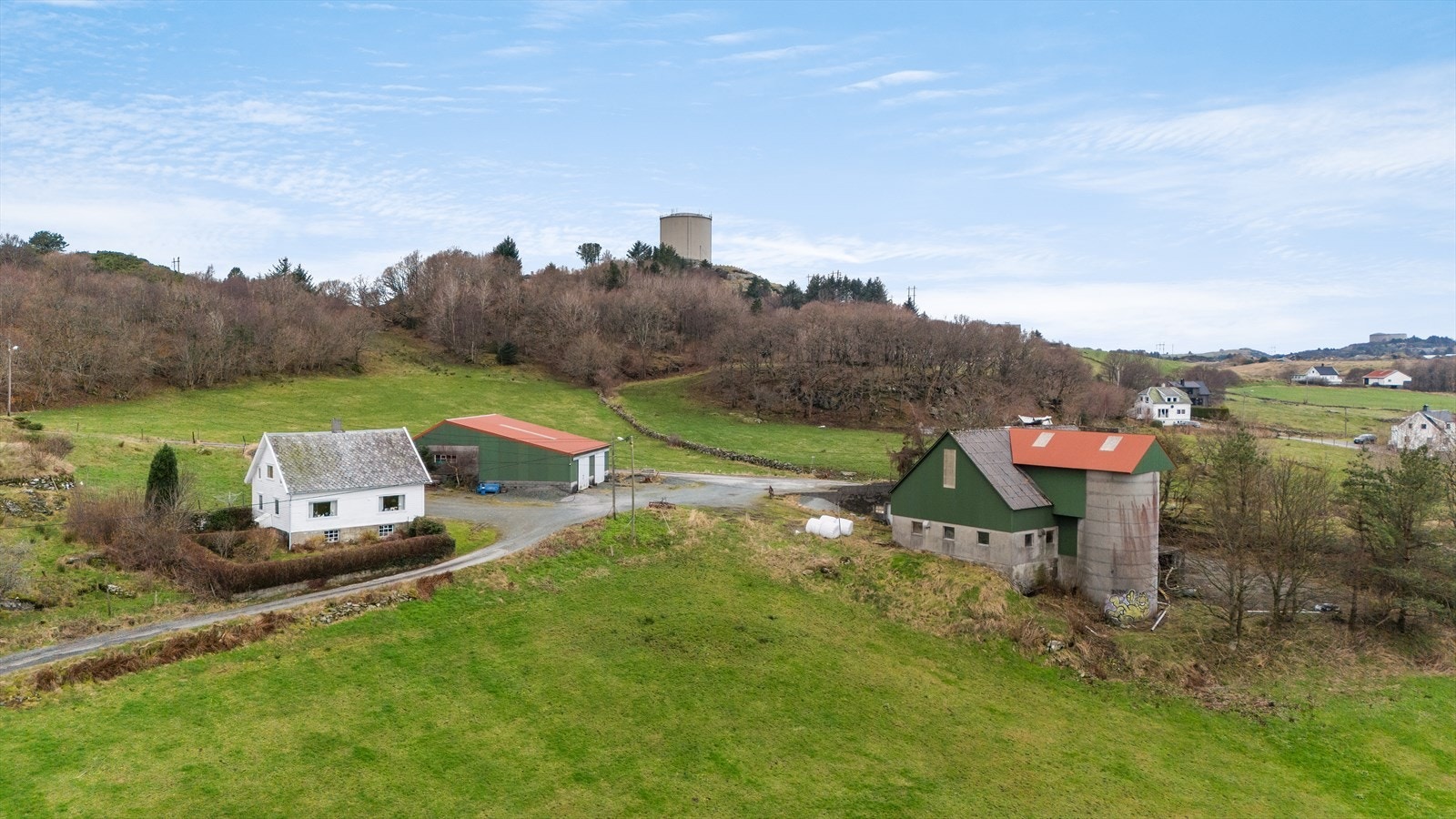 Boligen har en enkel standard og har behov for renovering. Galleribilde