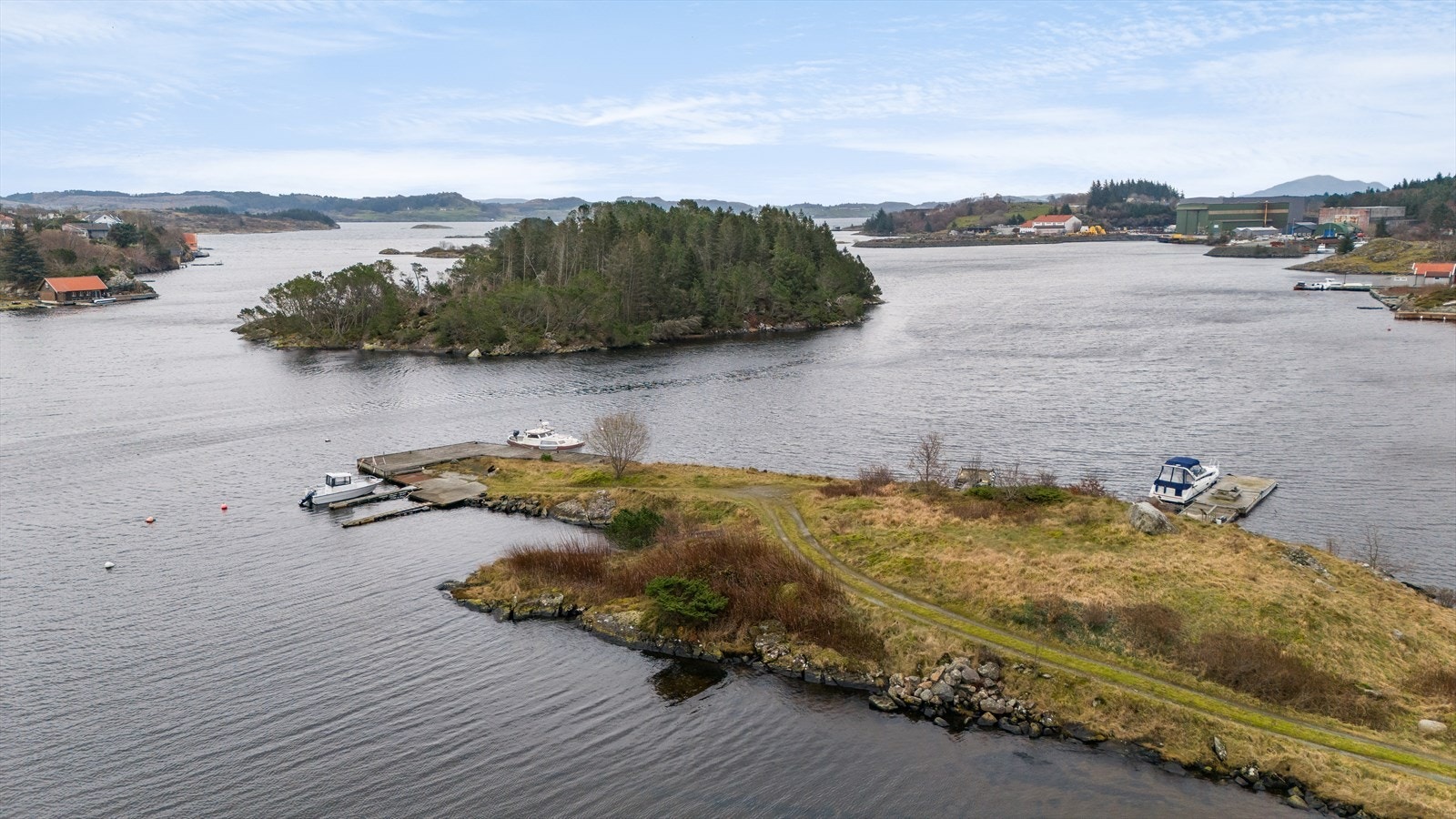 Eiendommen har i dag et sjøområde ved Karmsundet/Nautaneset. Galleribilde