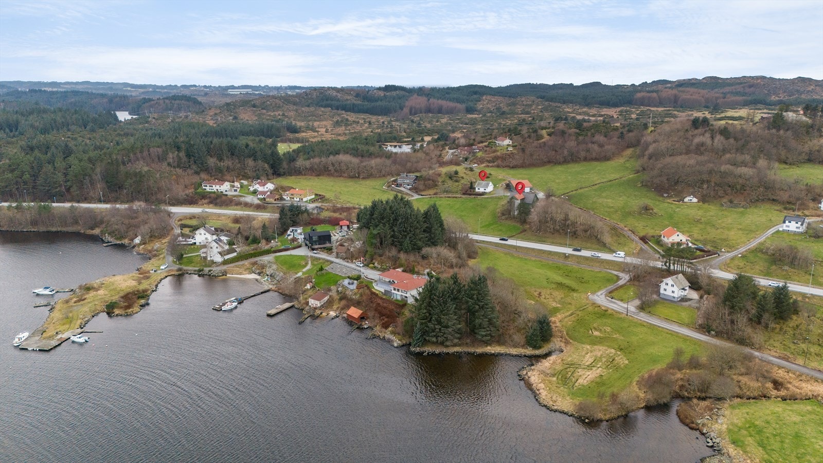 Med et romslig gårdstun, flotte dyrkede jorder og innmarksbeite er eiendommen ideell for de som ønsker å realisere drømmen om å drive landbruk, samtidig som du har det meste i umiddelbar nærhet. Galleribilde