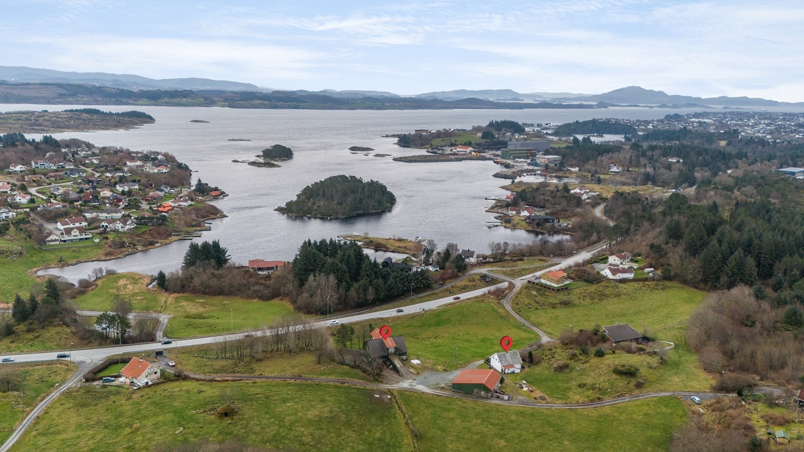 Landbrukseiendom med landlig idyll og nærhet til sjøen med egen kai og flytebrygge. Eiendommen ligger på Vorre/Håvik med kort avstand til Kopervik og daglige nødvendigheter. Foto: Mari Staveland Galleribilde