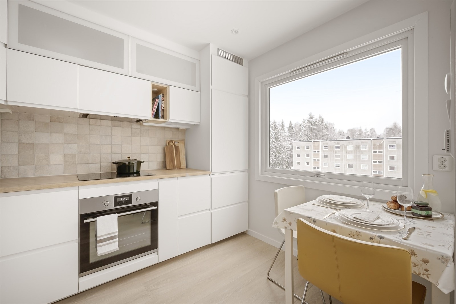 Kjøkkenet har godt med skap- og benkeplass, samt en trivelig liten frokostplass ved vinduet. Galleribilde