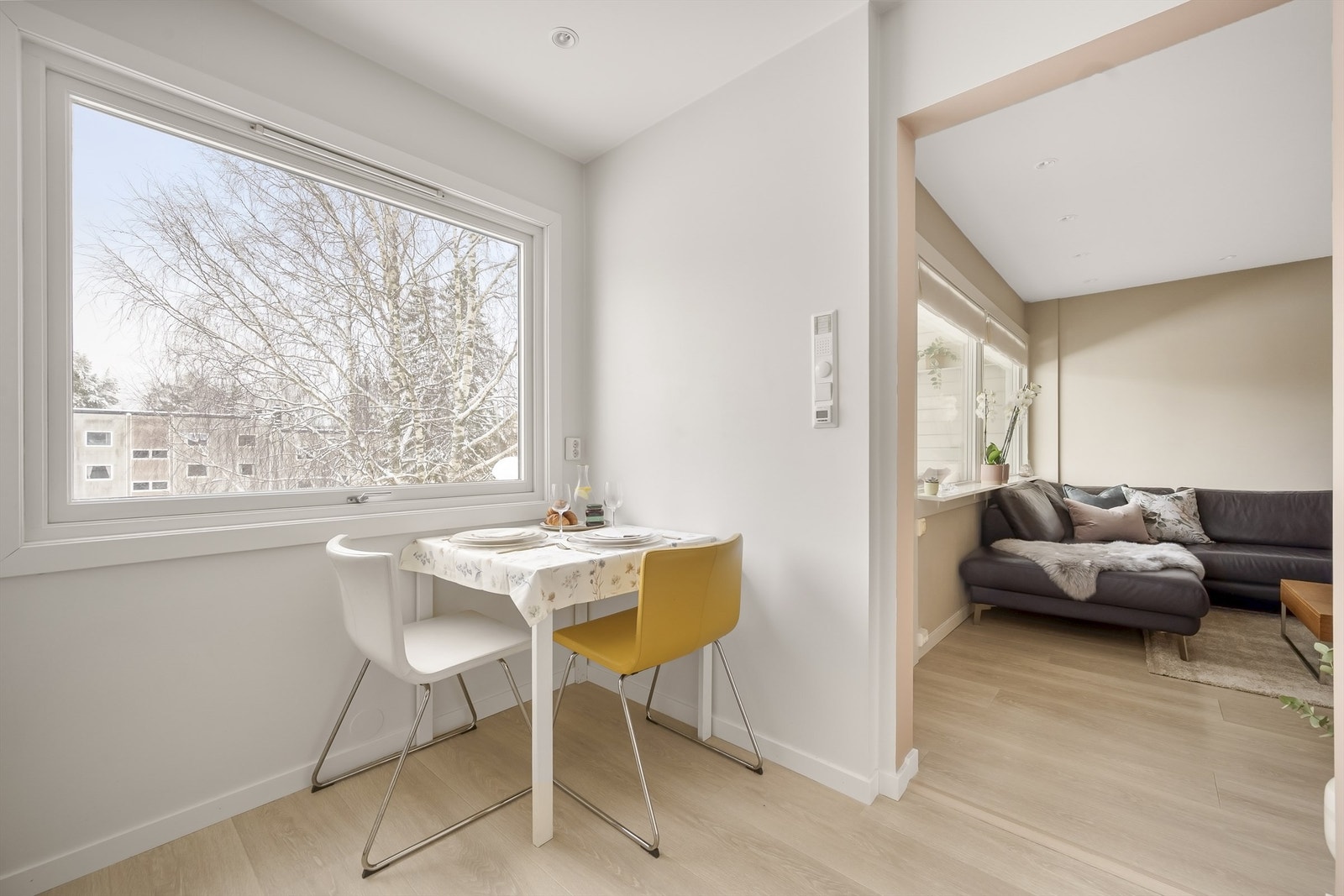 Rett innenfor stuen har du et delvis separat kjøkken med en herlig spiseplass ved vinduet. Galleribilde