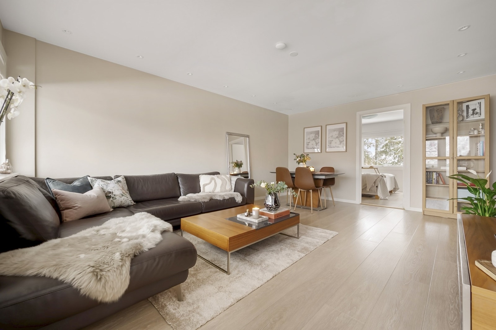 Stuen er romslig og har en rektangulær form, noe som gjør stuen lett å møblere. Galleribilde