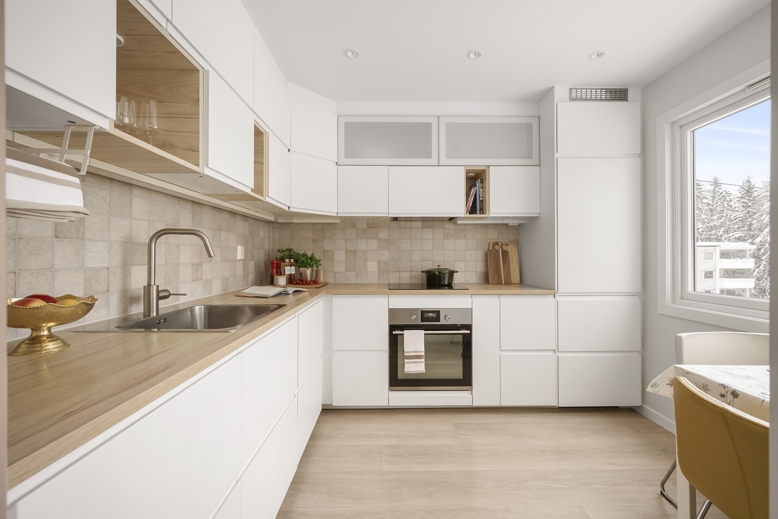 Kjøkkenet har også deilig gulvvarme, moderne spotter i taket samt noen utrolige kule elementer som integrerte hyller til både kokebøker og pynt. Galleribilde