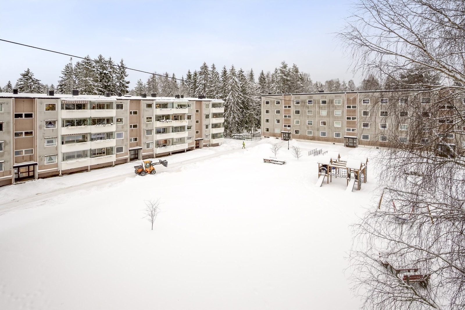 Fra balkongen, stuen og kjøkkenet har du utsikt ut mot borettslagets luftige fellesarealer.
Internt i borettslaget omtales dette som "Hestesko nr 1"
Bak blokkrekken til venstre ligger faktisk inngangen til marka - nærmere kommer du ikke "å bo i skogen". Galleribilde