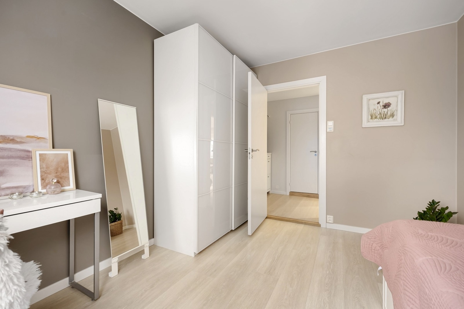 Soverom II med pene, moderne overflater. Garderobeskap medfølger. Galleribilde