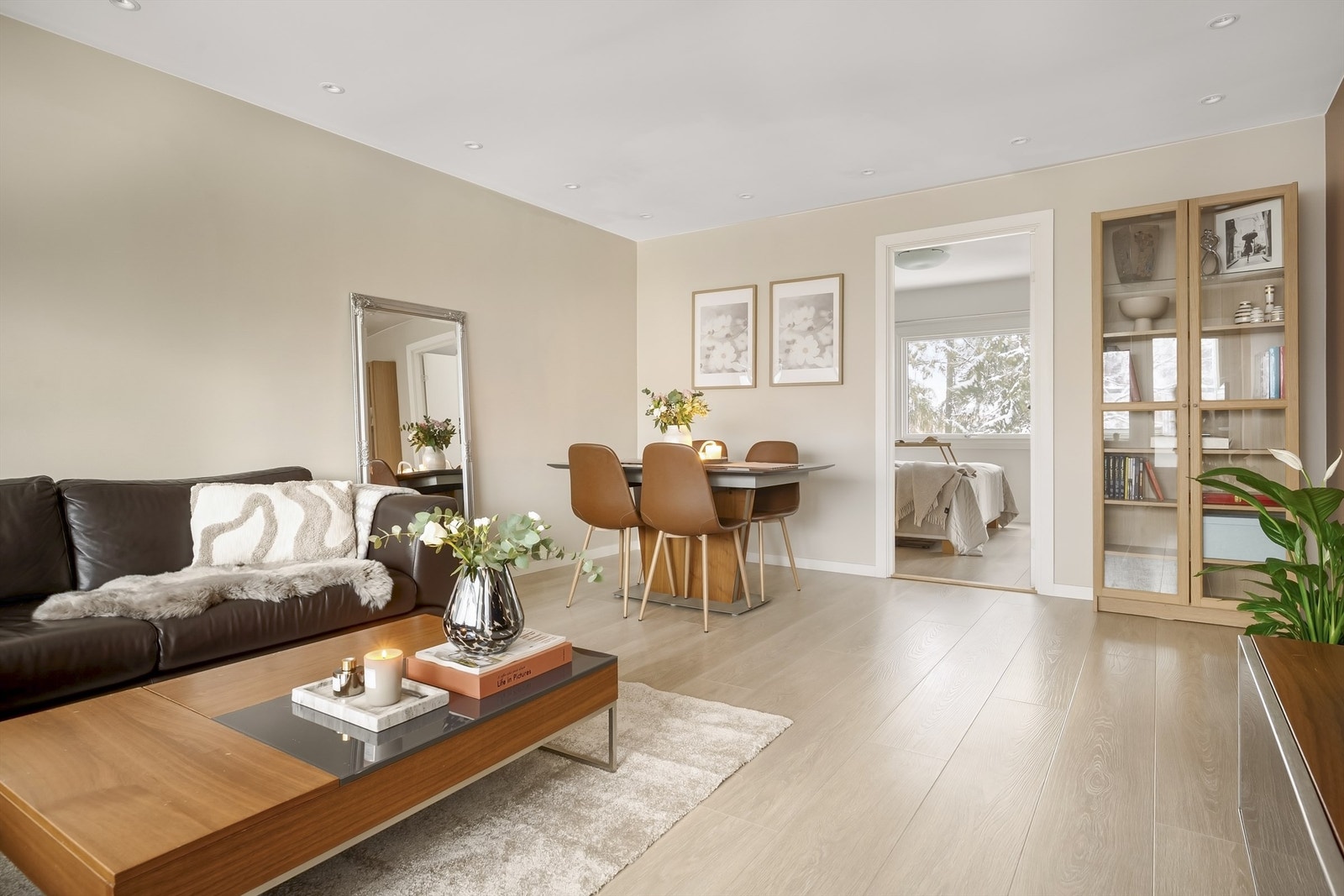 I stuehjørnet til venstre, er det mulig å koble seg på pipeløpet med en vedovn om ønskelig. Pipeløpene ble rehabilitert i 2024 i regi av borettslaget. Galleribilde