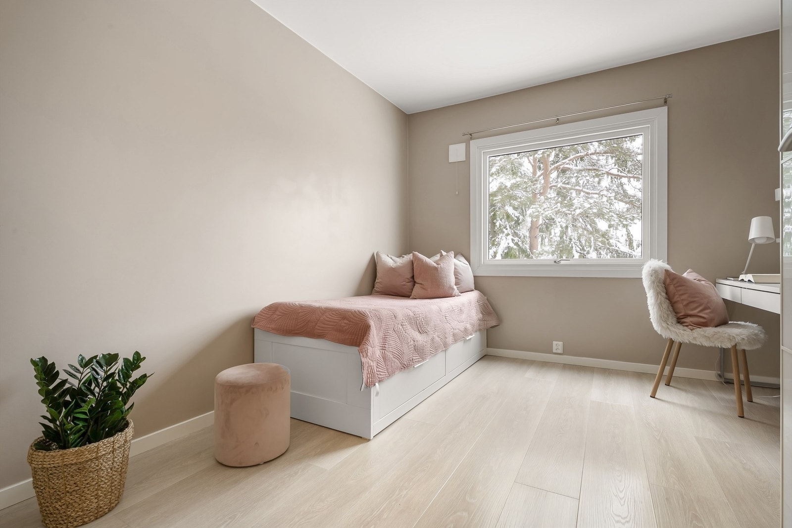 Det andre soverommet er også av god størrelse, og passer som både barnerom, gjesterom evt. hjemmekontor. Foto: Martine Eren Jacobsen. Galleribilde