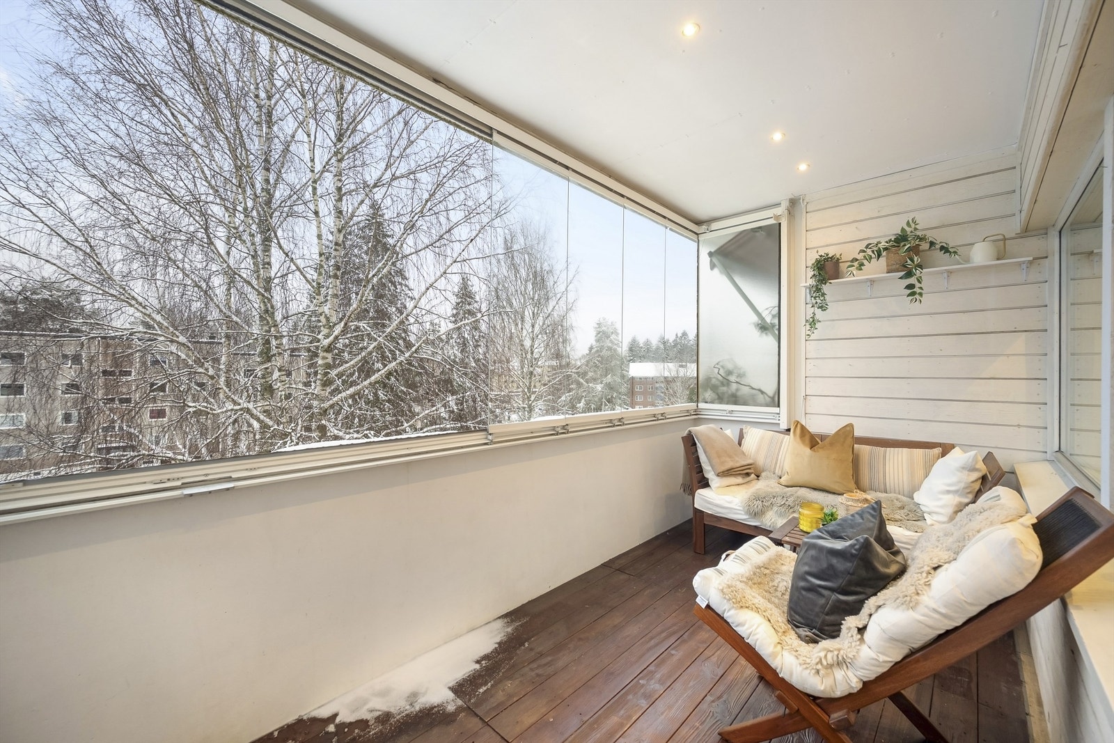 Fra stuen er det utgang til denne romslige, fine og innglassede balkongen.
Balkongen ligger sydvendt noe som gjør at du får besøk av solen her, sommerstid ca mellom kl. 0800-1600, ifølge eier. Galleribilde