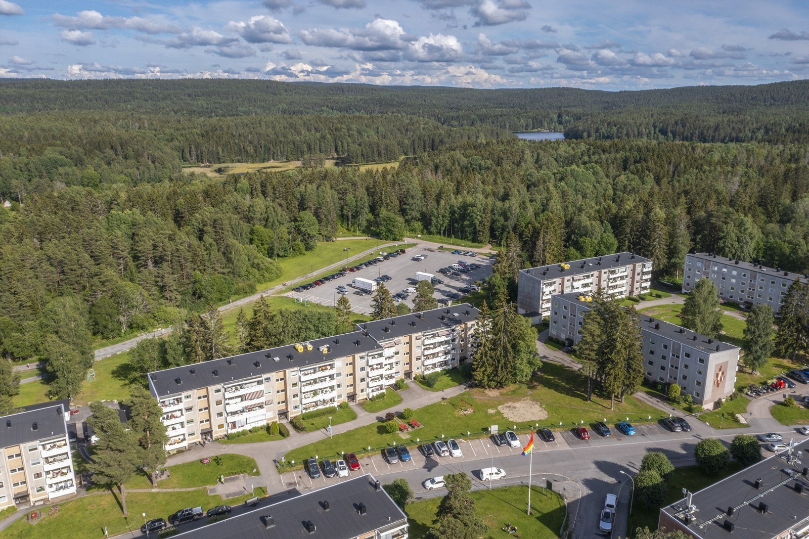 Vil du bo med marka som nærmeste nabo?
Borettslaget ligger helt inntil markagrensa .Marka med sine uante turmuligheter sommer som vinter, befinner seg så å si i "bakgårdshagen din" Galleribilde