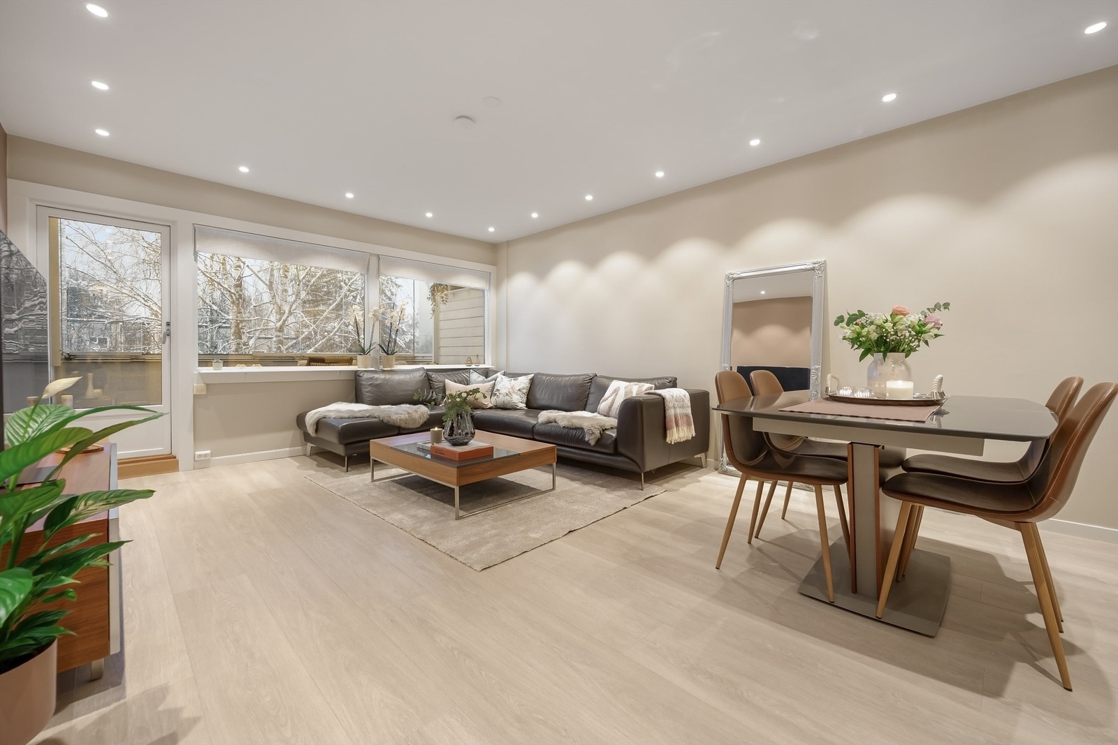 Velkommen til denne flotte toppleiligheten i Bølerlia 135! Store vindusflater gir godt med naturlig lys. Foto: Martine Eren Jacobsen. Galleribilde