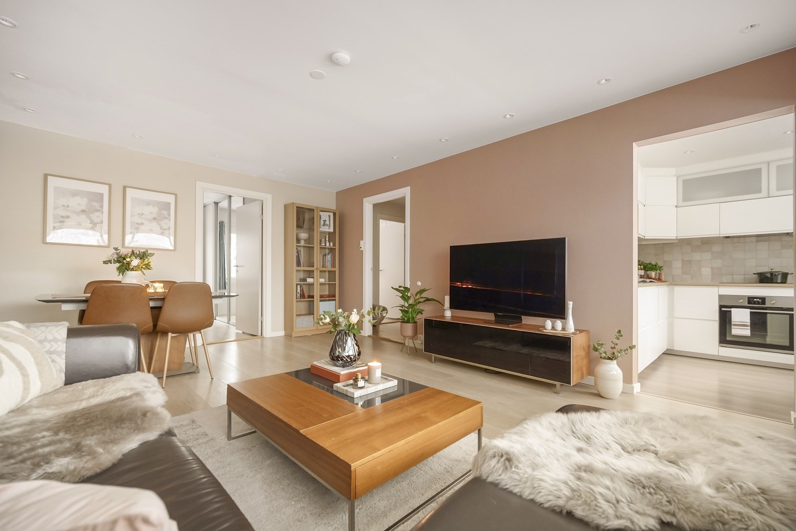 Oversiktsbilde av den romslige stuen. Her får du også deilig gulvvarme, pene gulv og glatte vegg- og takoverflater. Downlights i taket. Galleribilde