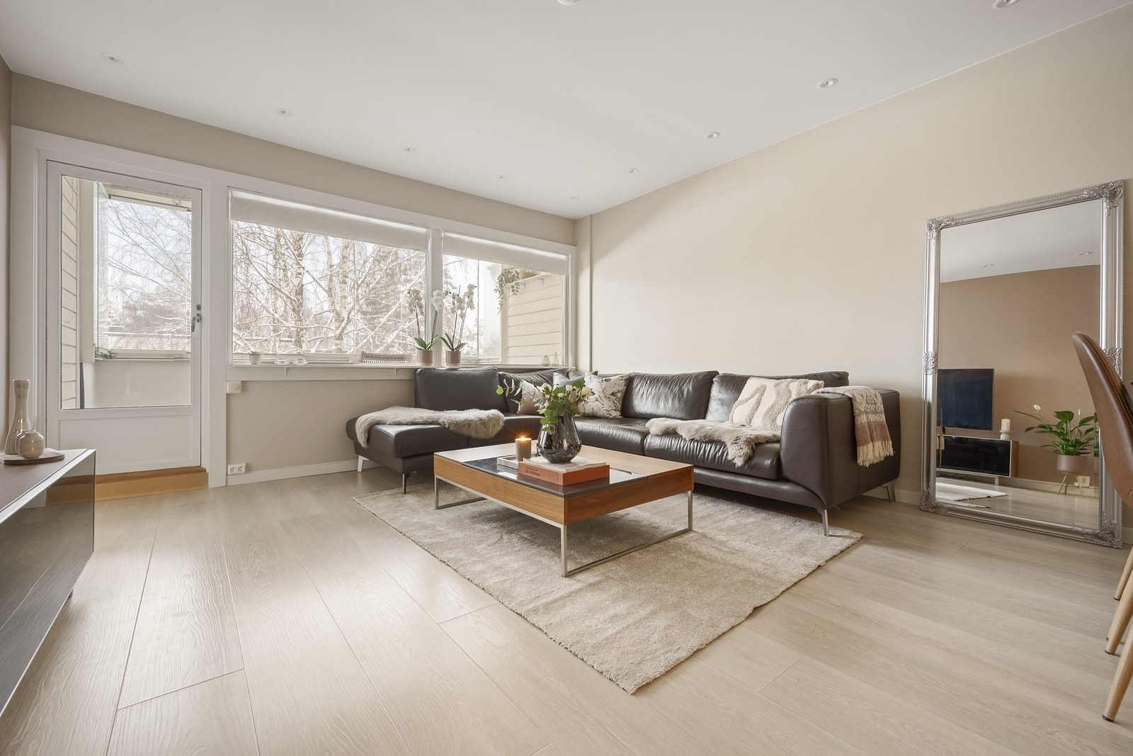 Alle overflater, gulv, vegger og tak ble fornyet i 2020 (unntatt bad)
I samme moment ble det lagt gulvvarme i alle rom, unntatt hovedsoverom som har en panelovn på veggen. Galleribilde