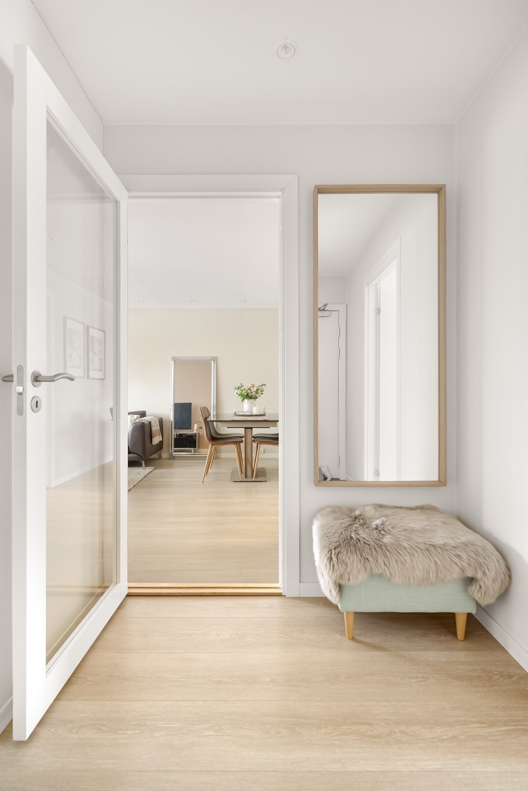 Fra gangen som har deilig gulvvarme, via den lekre glassdøren, kommer du inn til en lys. og luftige stue. Galleribilde