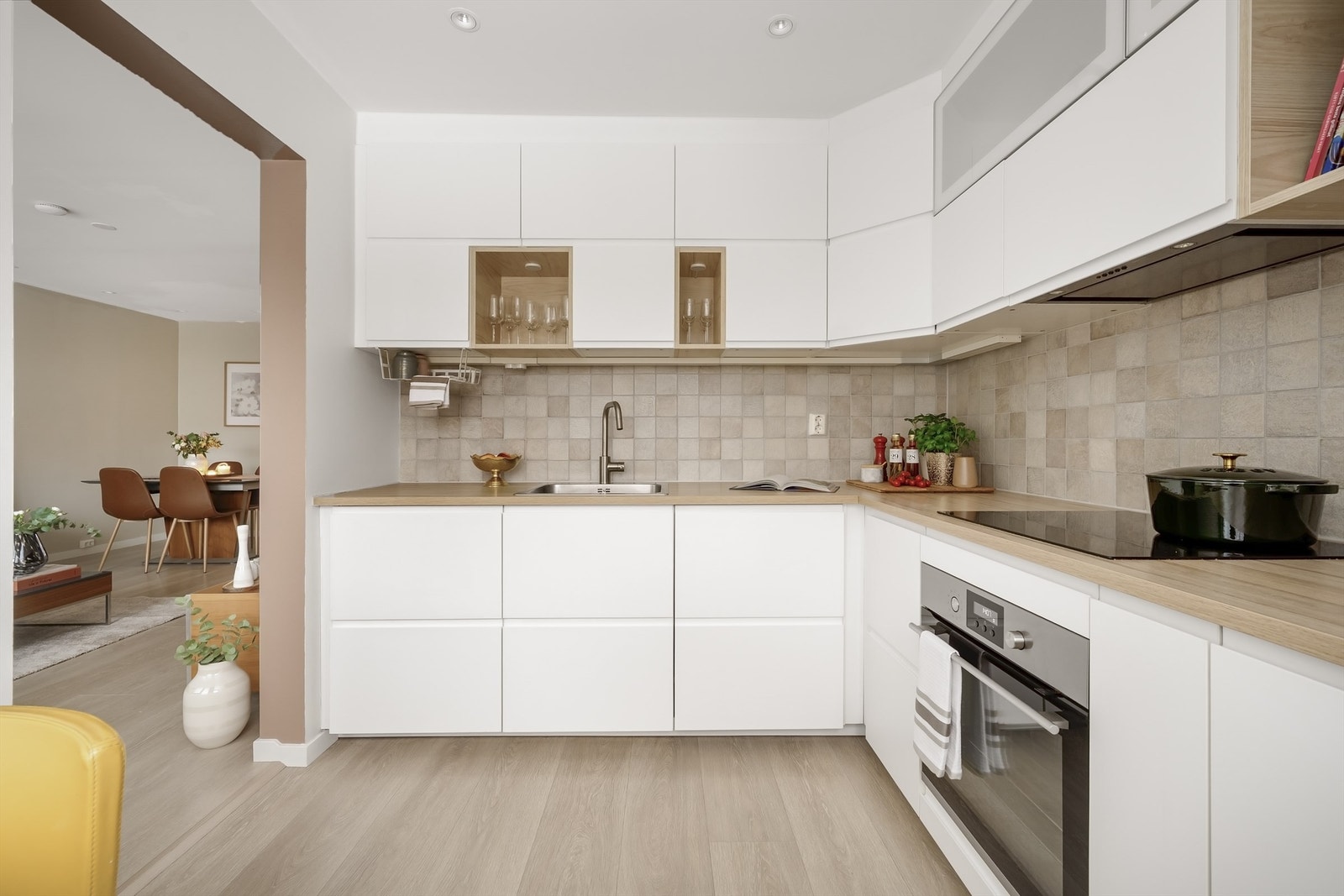 Hvitevarer består av oppvaskmaskin, stekeovn, induksjonstopp og kjøleskap med frysedel. Integrert ventilator med avtrekkskanal. Galleribilde