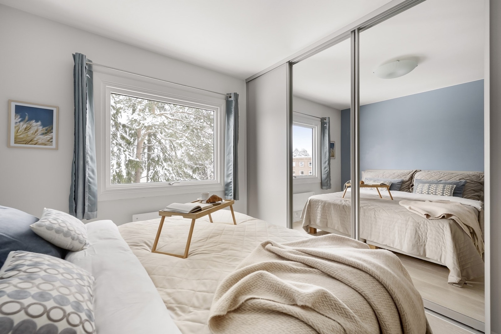 Lyst og romslig hovedsoverom. Legg merke til den superpraktiske skyvedørsgarderoben med speilfronter. Foto: Martine Eren Jacobsen. Galleribilde