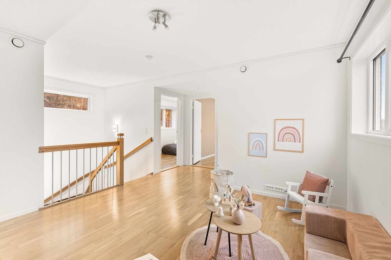 I 2. etasje finner vi en gjennomtenkt planløsning som byr på både funksjonelle og koselige oppholdsrom. Her ligger to romslige soverom, samt stue og et toalettrom. Galleribilde