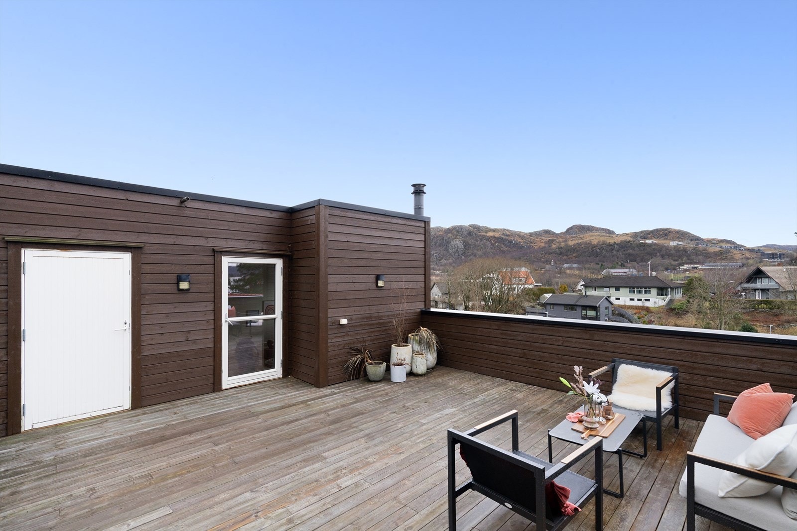 Boligen har en attrativ beliggenhet i et etablert boligområde på Opstad på Ålgård. Dette er et barnevennlig område med trygg skolevei til Bærland barneskole. Galleribilde