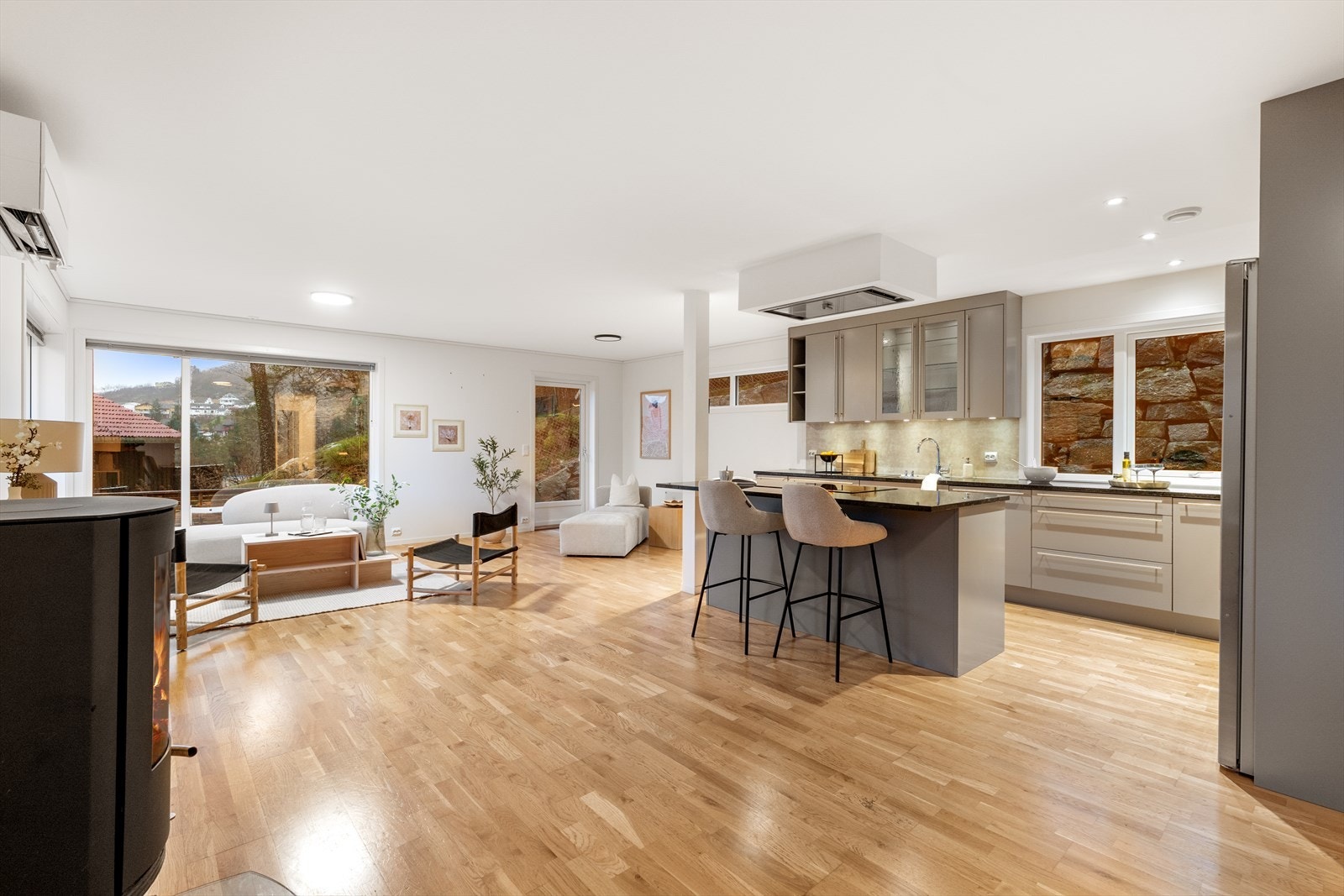 Boligens hovedetasje er plassert i 1. etasje. Her ligger kjøkkenet, stua, et bad og et soverom. Fra stuen kan du enkelt gå ut på en terrasse som blir en naturlig forlengelse av oppholdsrommet - perfekt for hyggelige sammenkomster eller rolige kvelder. Galleribilde