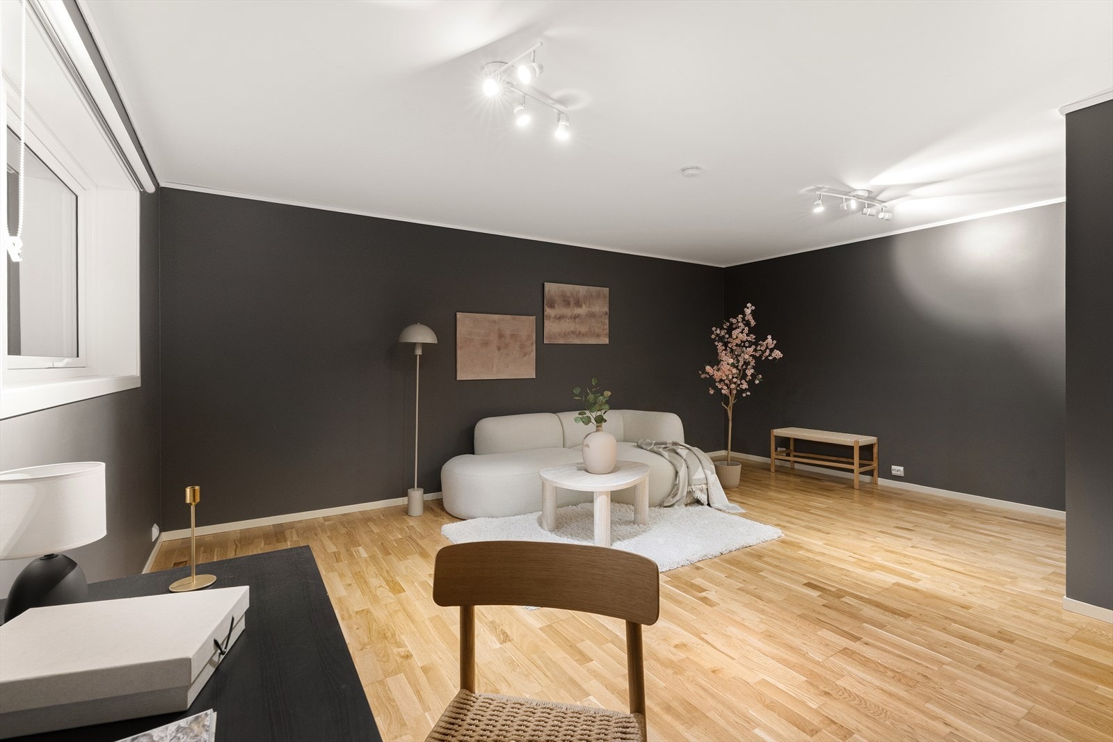 Stor kjellerstue. Dette rommet er på de opprinnelige tegningene tenkt som to boder. Selger har valgt og åpne opp rommene og sette inn et vindu for ekstra lys og luft. Dette gir rommet stor fleksibilitet til bruken av rommet. (Ikke omsøkt) Galleribilde