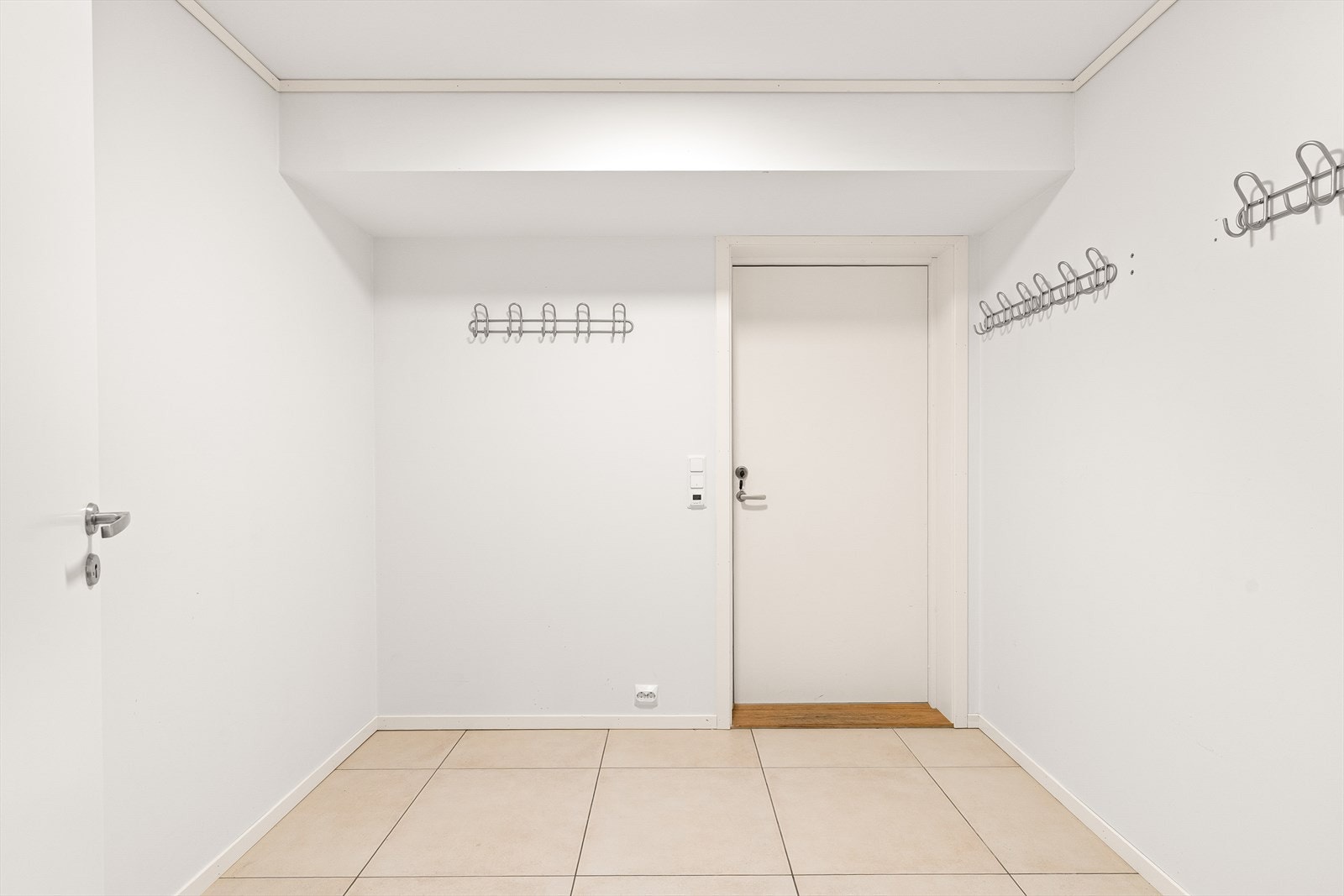 Bod med gode oppbevaringsmuligheter med dør ut i carporten. Galleribilde