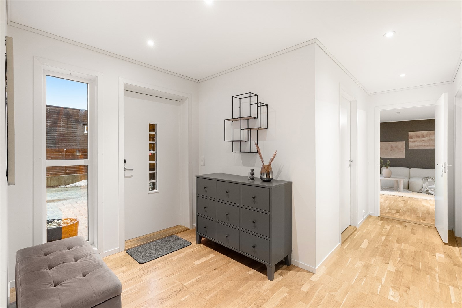 Boligens entré ligger i underetasjen og er et praktisk område med direkte tilgang til flere funksjonelle rom. Galleribilde