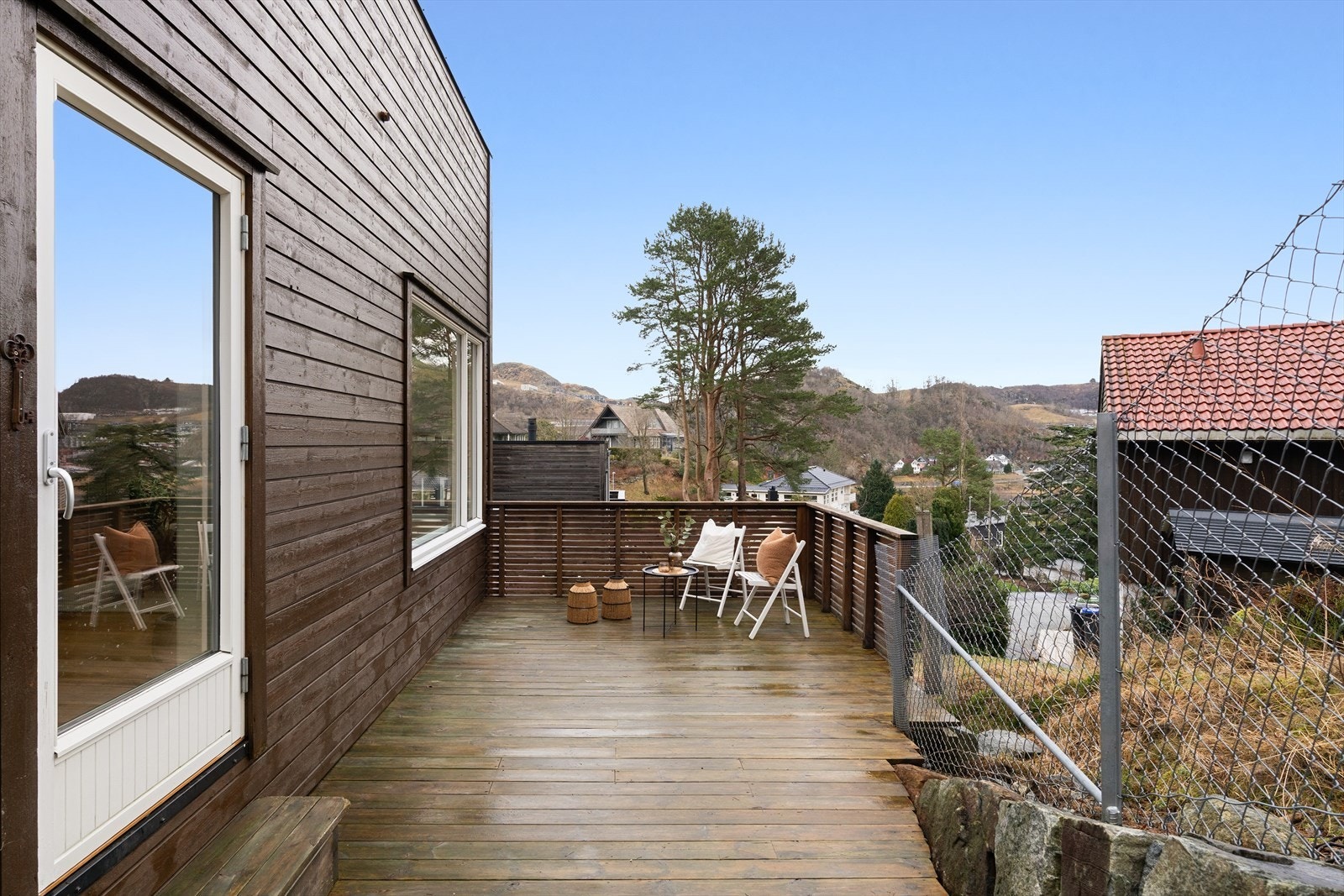 Terrasse med utgang fra stuen. Galleribilde