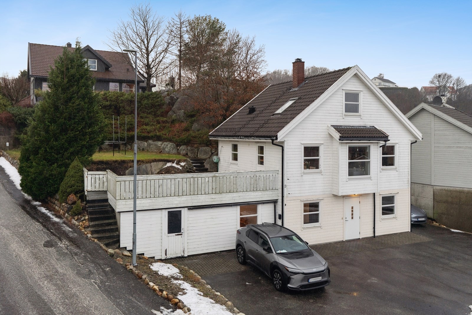 Svært gode parkeringsmuligheter i eget asfaltert gårdsrom. Galleribilde