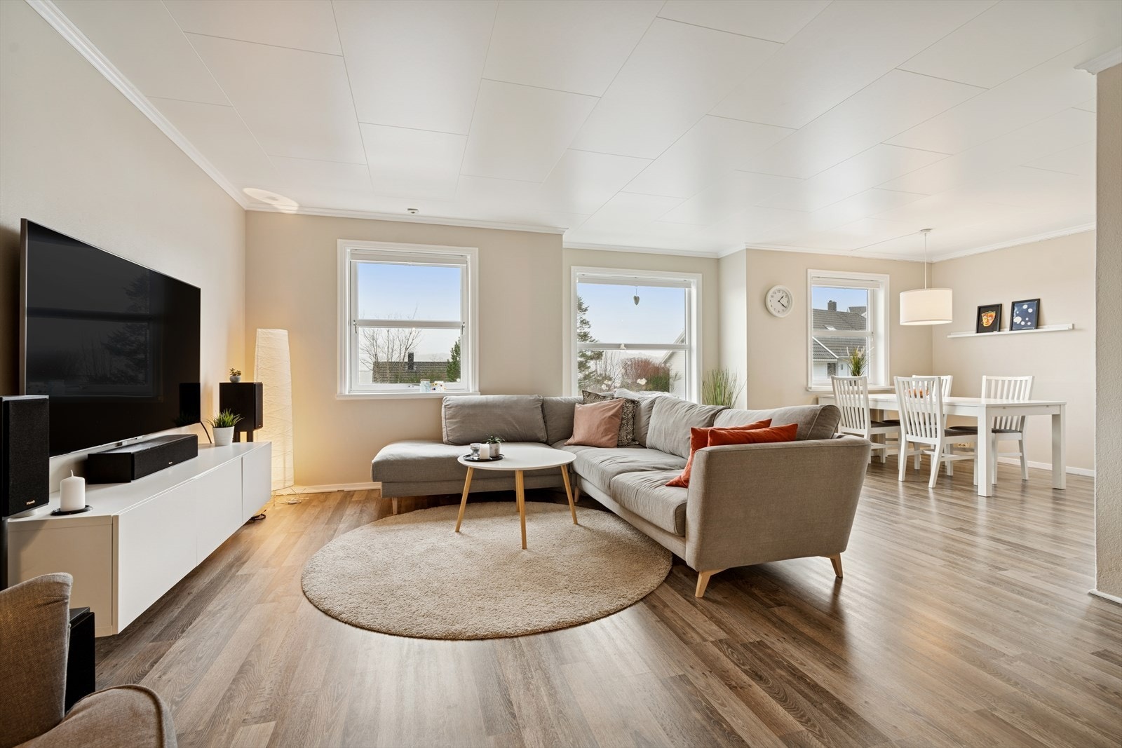 1. etasje har lys og romslig stue med gode innredningsmuligheter til sofagruppe og tv-møblement. Galleribilde